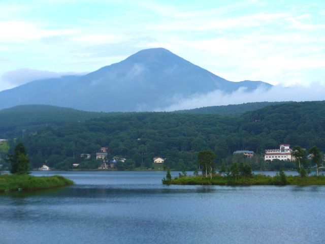 白樺湖からの蓼科山: 蓼科山麓阿呆陀羅日乗